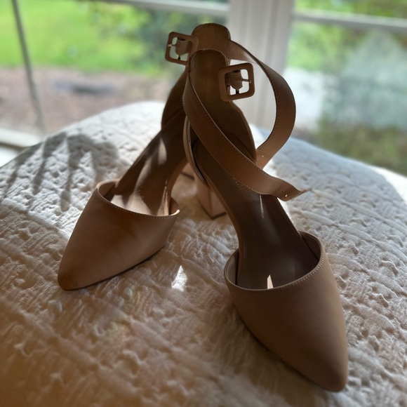Pointed Toe Low Chunky Heel, size 8, color: Nude/Nubuck. Excellent condition. - Picture 4 of 4